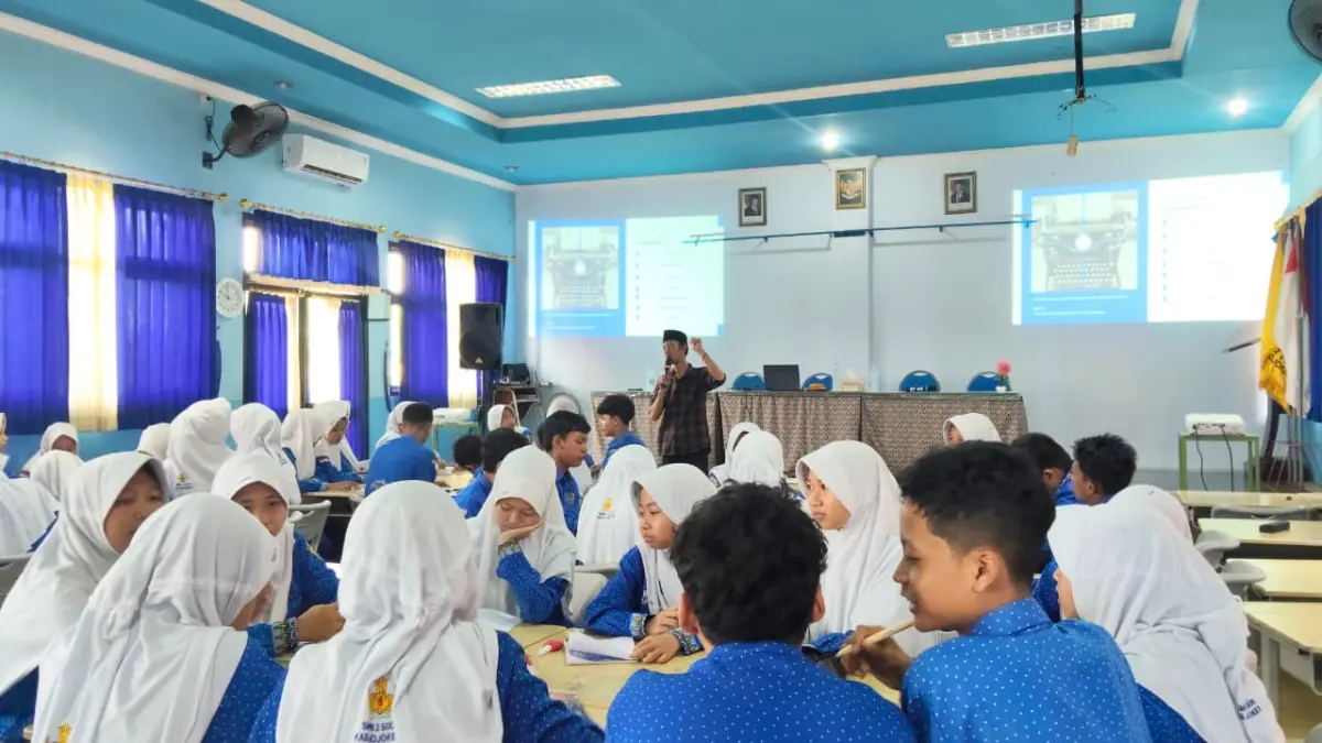 PENGALAMAN BARU: Siswa SMPN 2 Sooko praktik menjadi jurnalis muda didampingi Pemimpin Redaksi Jawa Pos Radar Mojokerto Moch. Chariris, kemarin (9/4). (Oce JPRM)