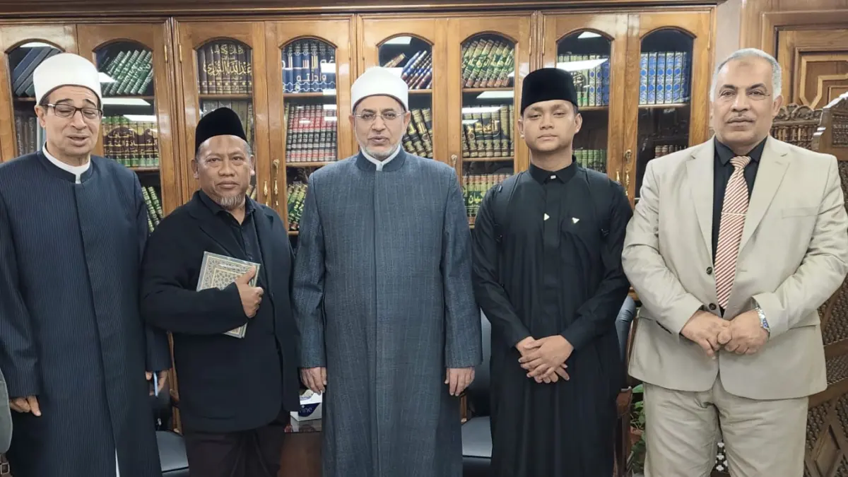 SAMBANG: Direktur Ma’had eLKISI, KH. Dr. Fathur Rahman Fadhil (dua dari kiri), Rektor Al-Azhar, Salamah Dawud (tengah), dan Muhammad Dhia