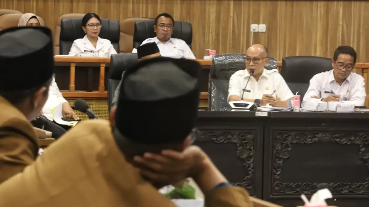 SAMPAIKAN KELUHAN: Audiensi terkait honor hibah untuk GTT dan PTT sekolah madrasah di DPRD Kota Mojokerto, Rabu (8/4). (Sofan JPRM)