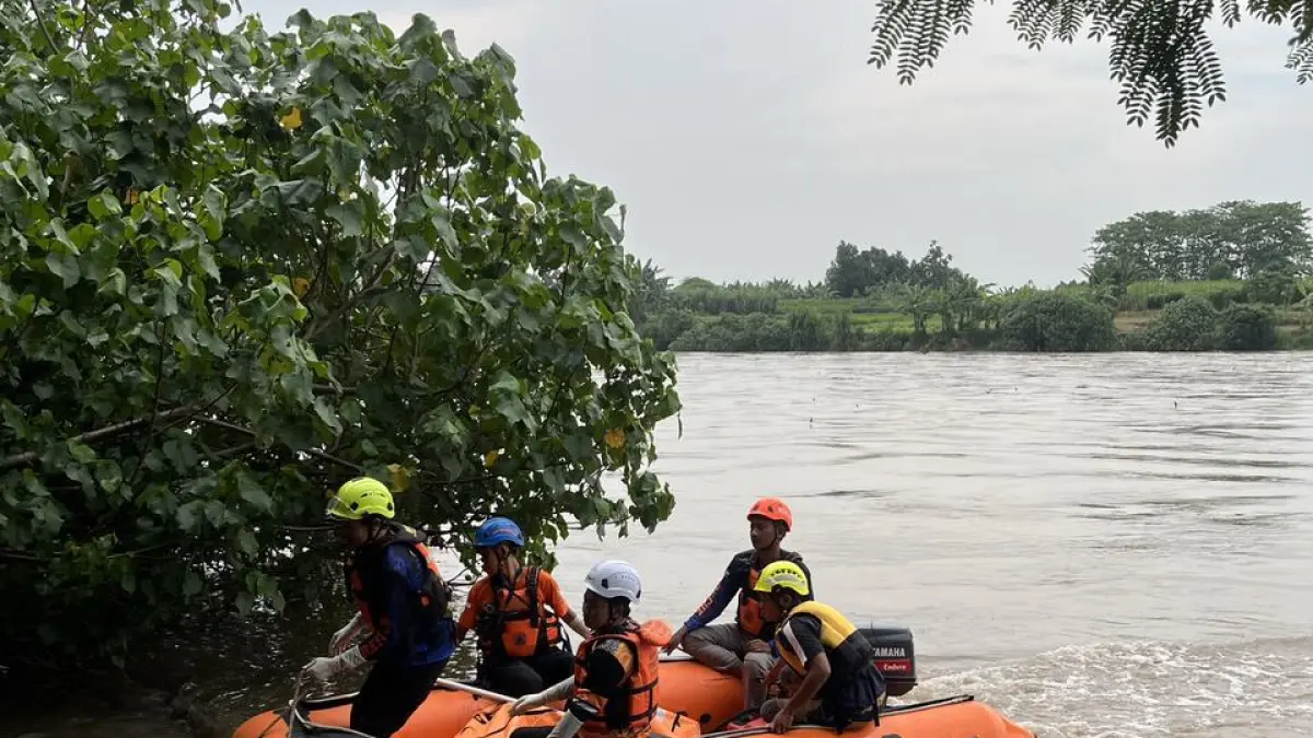 DIEVAKUASI: BPBD Kabupaten Mojokerto bersama tim gabungan mengevakuasi jenazah yang hanyut di aliran Sungai Brantas, Kecamatan Ngoro, Jumat (10/4). (Rizal JPRM)