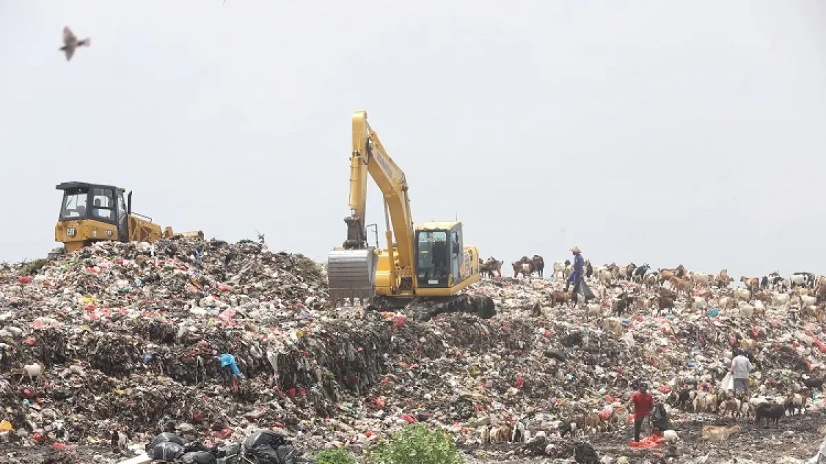 DIKELUHKAN: Pengelolaan sampah di TPA Randegan, Kota Mojokerto, memicu masalah lingkungan yang tak kunjung diselesaikan. Penggunaan lahan juga bermasalah karena diduga menyerobot tanah milik warga. (dok JPRM)