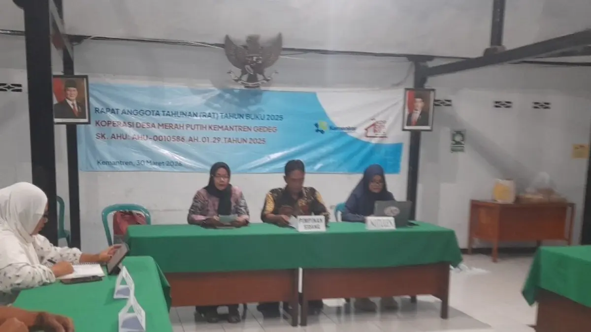 DIOPTIMALKAN: Kepala Desa Kemantren Ahmad Zaidi selaku tim pengawas memimpin rapat anggota tahunan perdana pengurus KDMP.