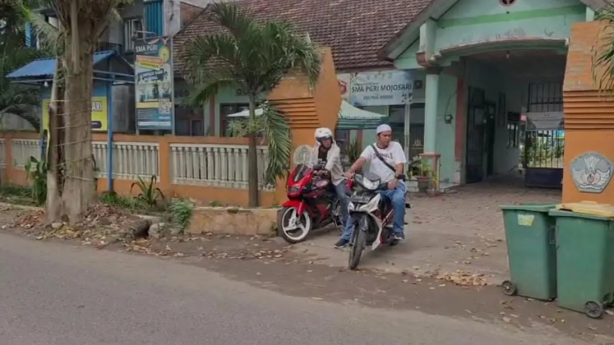 DISTRIBUSI DILIBURKAN: Suasana SMK PGRI Mojosari sebagai salah satu lembaga penerima manfaat MBG dari SPPG Randubango. Kemarin (10/4), lembaga ini tidak menerima MBG pasca adanya laporan dugaan keracunan yang terjadi pada Kamis (9/4). (Oce JPRM)