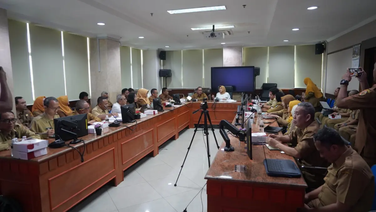 RAKOR: Tim Pemkab Mojokerto dipimpin Sekdakab Teguh Gunarko menggelar rakor bersama Pemprov Jatim untuk finalisasi kelengkapan persyaratan pemindahan pusat ibu kota sebelum akhirnya dinaikkan ke Kemendagri. (Dori JPRM)