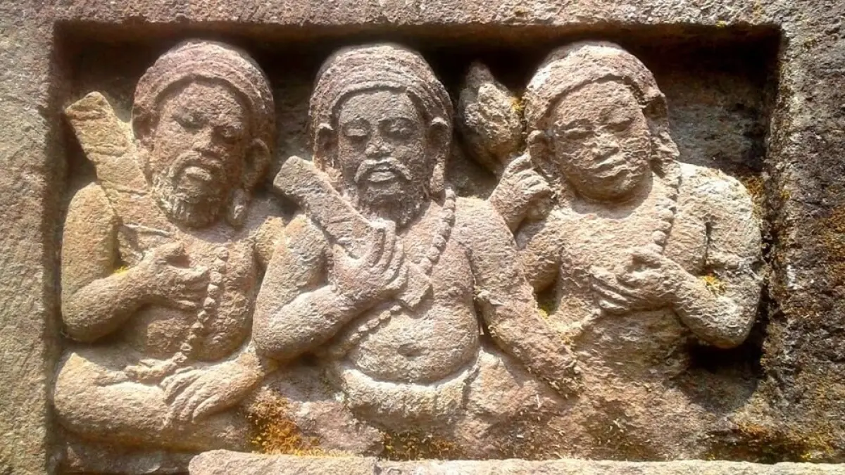 SIMBOL PENGETAHUAN: Relief resi atau pendeta yang membawa lontar di Candi Morangan, Sleman, Yogyakarta. (dok Wikipedia)