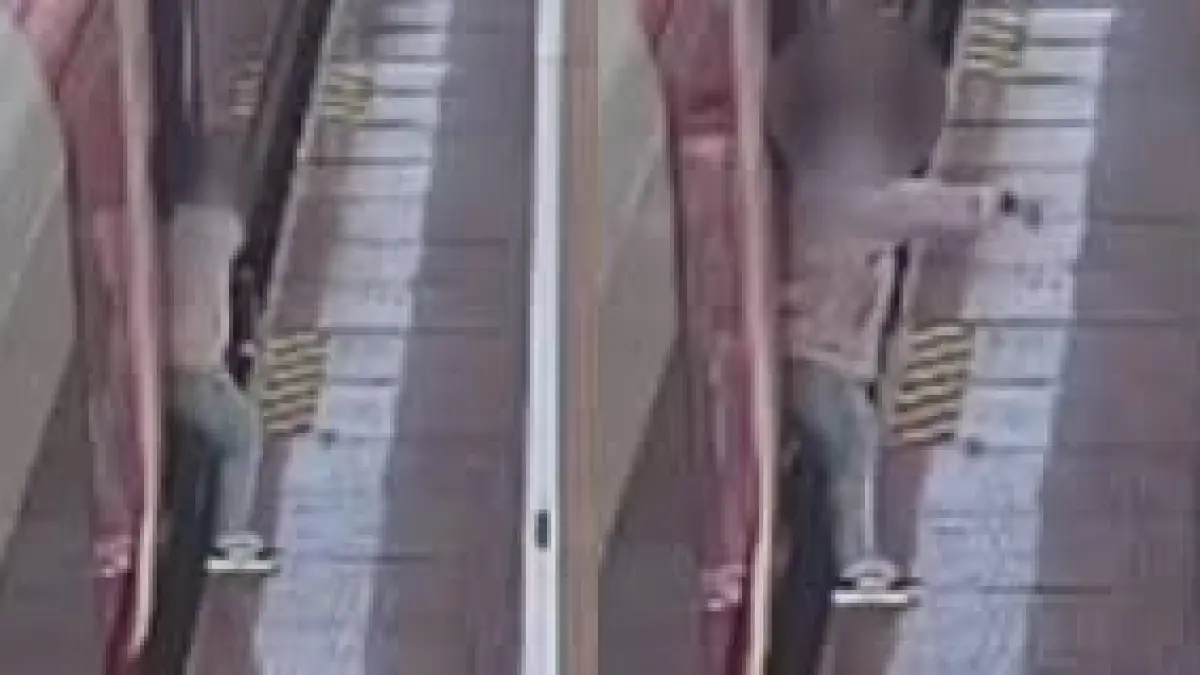 Tangkapan layar video detik-detik seorang penumpang Whoosh terekam menahan pintu kereta cepat Whoosh di Stasiun Padalarang ketika akan diberangkatan. (Instagram/keretacepat_id)