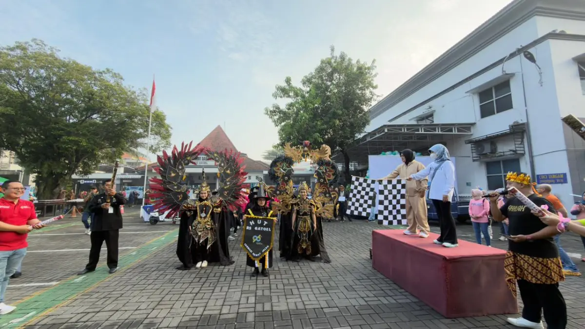 UMUR BARU: Salah satu penampilan puncak acara yang digelar dalam pelaksanaan HUT RS Gatoel, kemarin (10/4).&nbsp;(Oce JPRM)