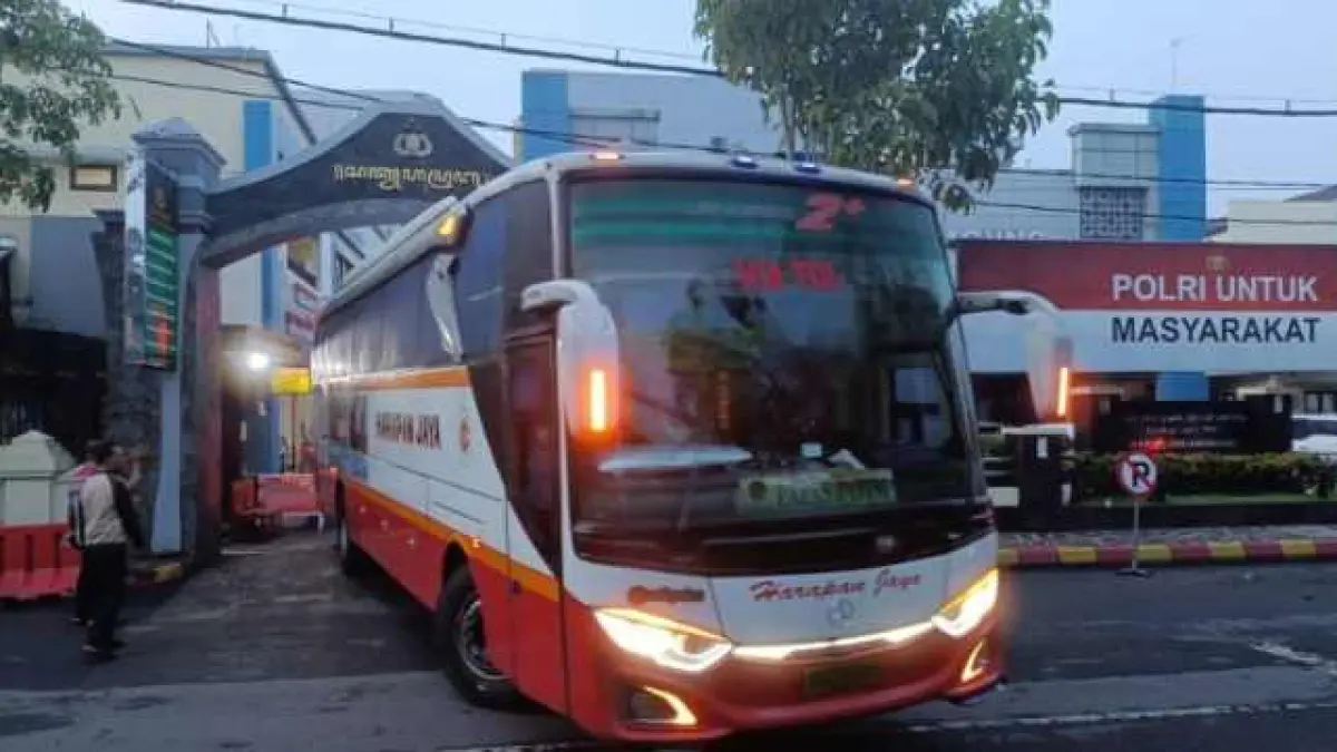 KPK membawa belasan pejabat OPD dinaikkan bus umum Harapan Jaya usai menjalani pemeriksaan selama 12 jam di Mapolres Tulungagung, Sabtu (11/4/216) (Destyan Sujarwoko)