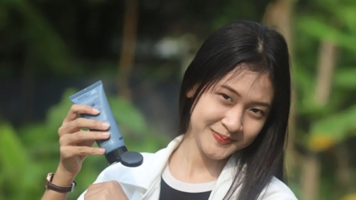 Model bernama Emeralda Lidya de Vega, siswa SMPN 1 Dawarblandong memeragakan penggunaan lotion. (Sofan JPRM)