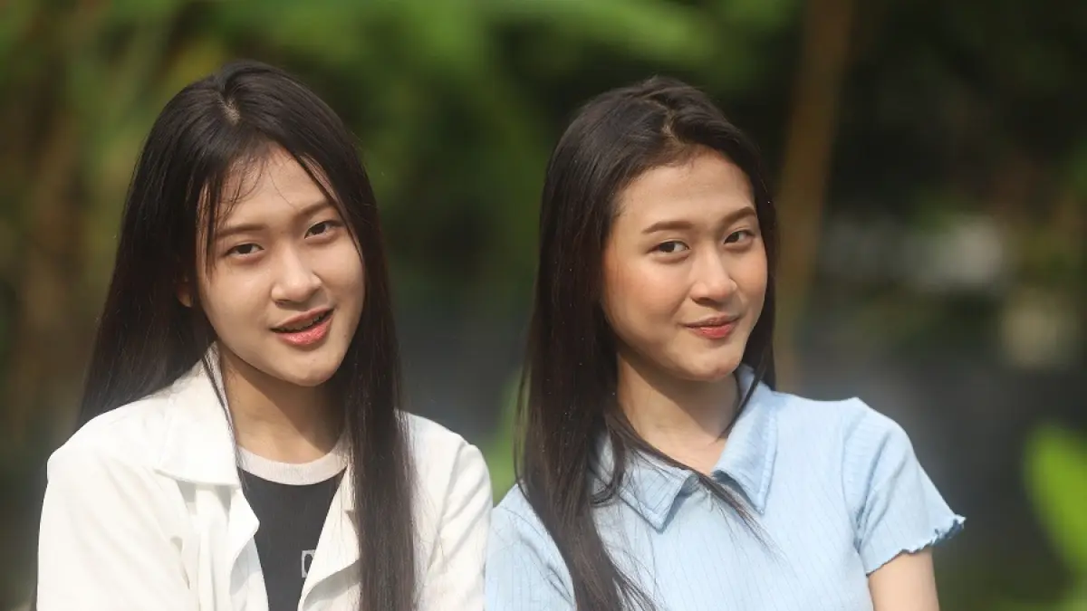 Model diperagakan Emeralda Lidya de Vega dan saudara kembarnya sesama siswa SMPN 1 Dawarblandong, Kabupaten Mojokerto. (Sofan JPRM)