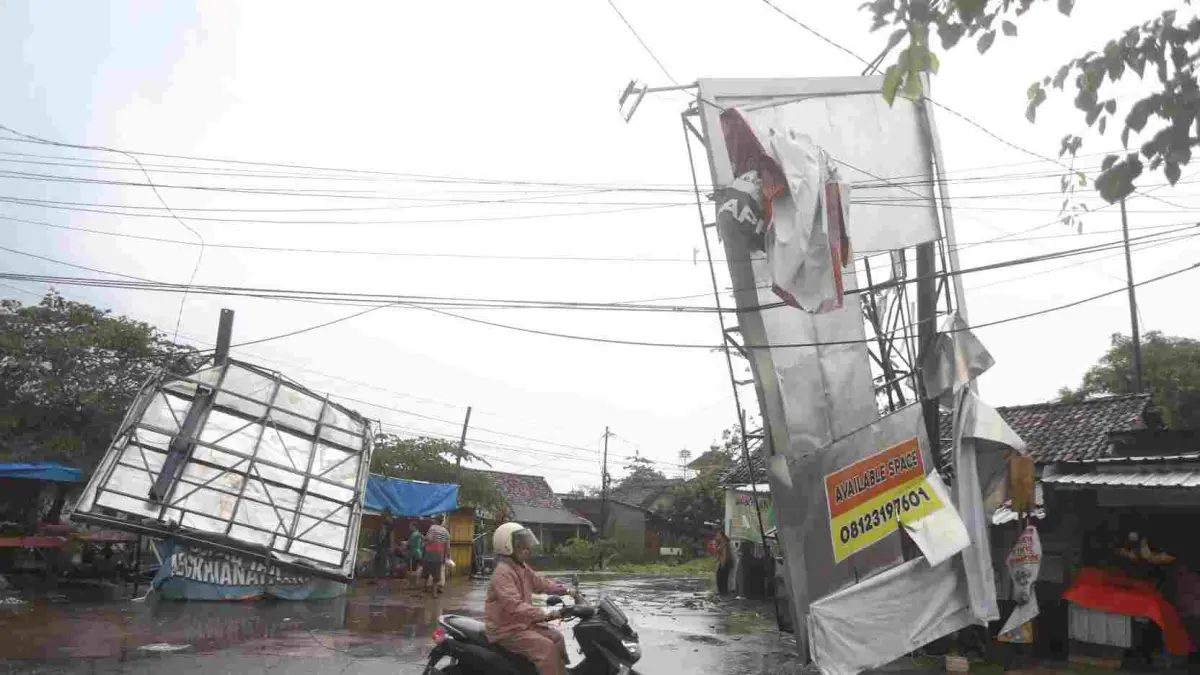 BALIHO ROBOH: Dampak angin ribut yang melintasi kawasan Kecamatan Puri Kabupaten Mojokerto menyebabkan dua baliho pinggir Jalan Desa Banjar agung mengalami roboh, Minggu (12/4). (Sofan JPRM) 