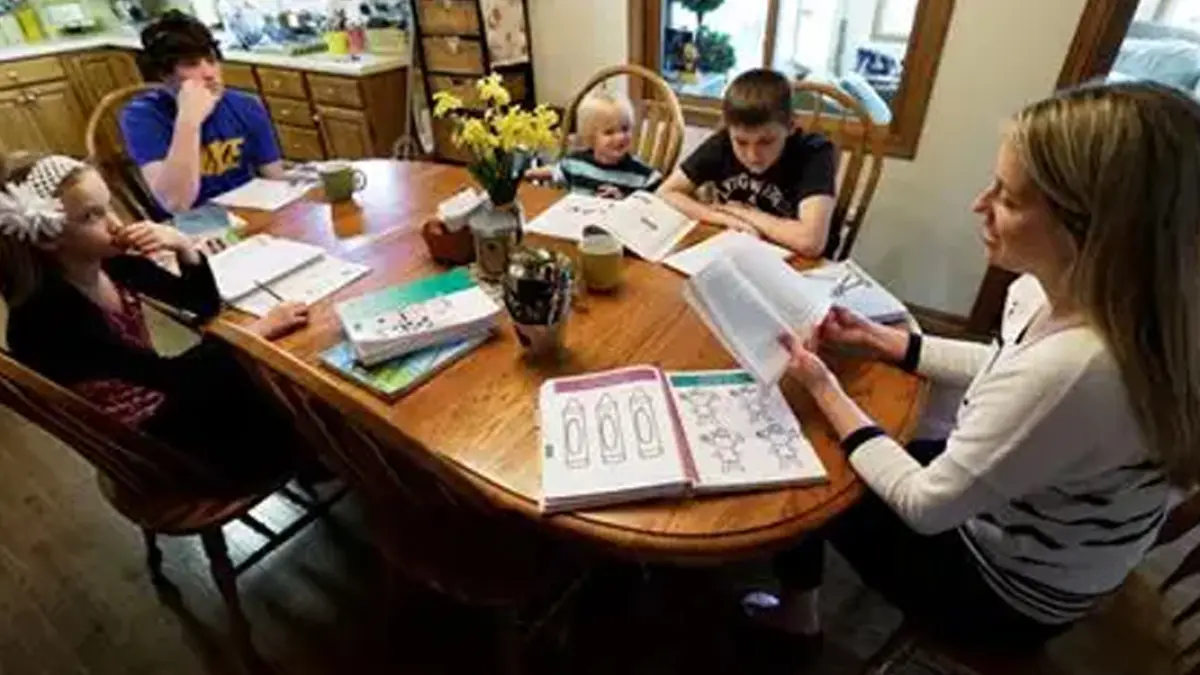Homeschooling mencoba mengurangi tekanan itu dengan cara menyesuaikan proses belajar.