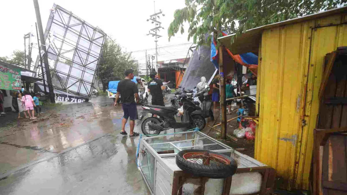 RUSAK PARAH: Sejumlah rombong dan tempat jualan para PKL turut porak poranda diterpa angin ribut di Desa Banjar agung, Kecamatan Puri, Kabupaten Mojokerto, Minggu (12/4/2026). (Sofan JPRM) 