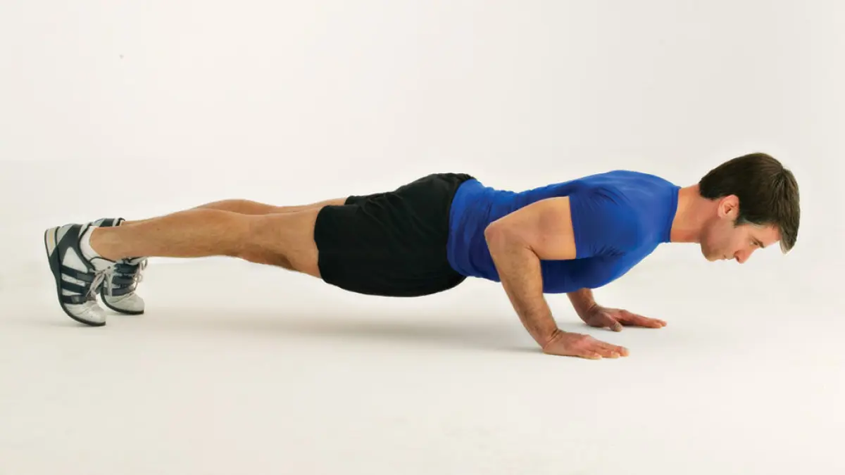 Squat dan Push-up efektif untuk memperkuat otot kaki, paha, dan meningkatkan keseimbangan tubuh.