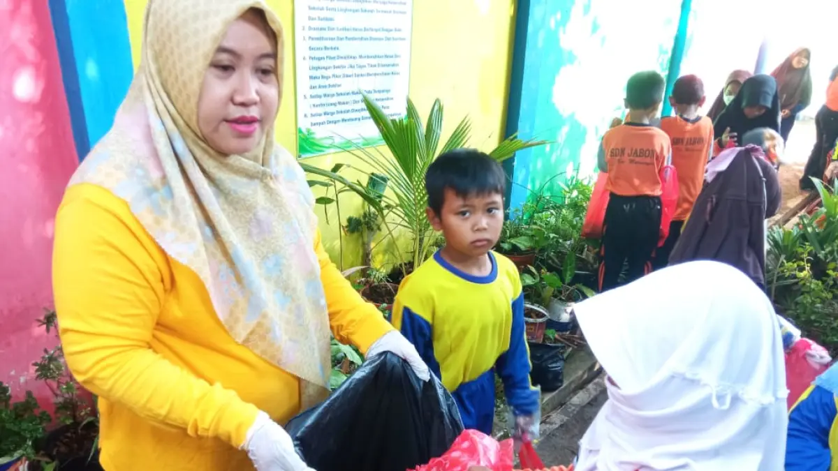  BERBASIS PARTISIPATIF: Siswa SDN Jabon 1, Kecamatan Mojoanyar, gotong royong membersihkan lingkungan sekolah melalui gerakan peduli lingkungan.&nbsp;  (Oce JPRM)