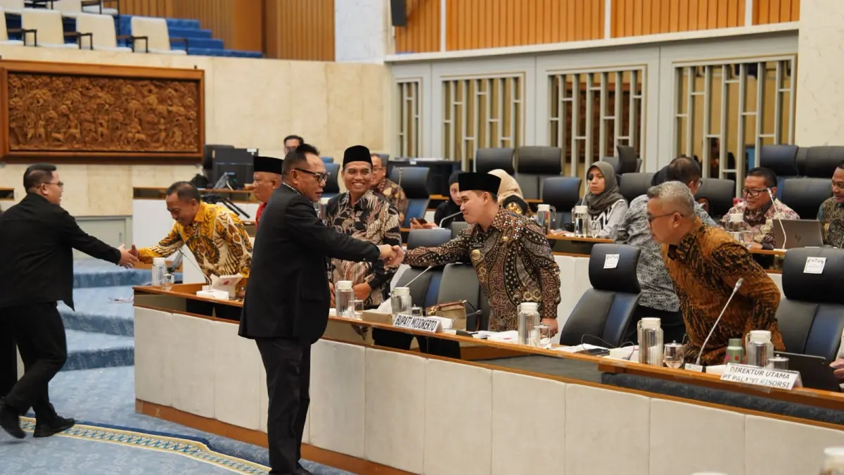Bupati Mojokerto Muhammad Albarraa bersama Ketua DPRD Kabupaten Mojokerto Ayni Zuroh dalam forum RDP dengan komisi IV DPR RI. 