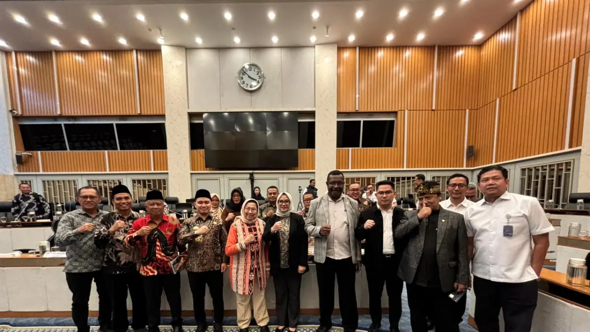 Bupati Mojokerto Muhammad Albarraa, Ketua DPRD Kabupaten Mojokerto Ayni Zuroh dengan komisi IV DPR RI selepas forum RDP. 