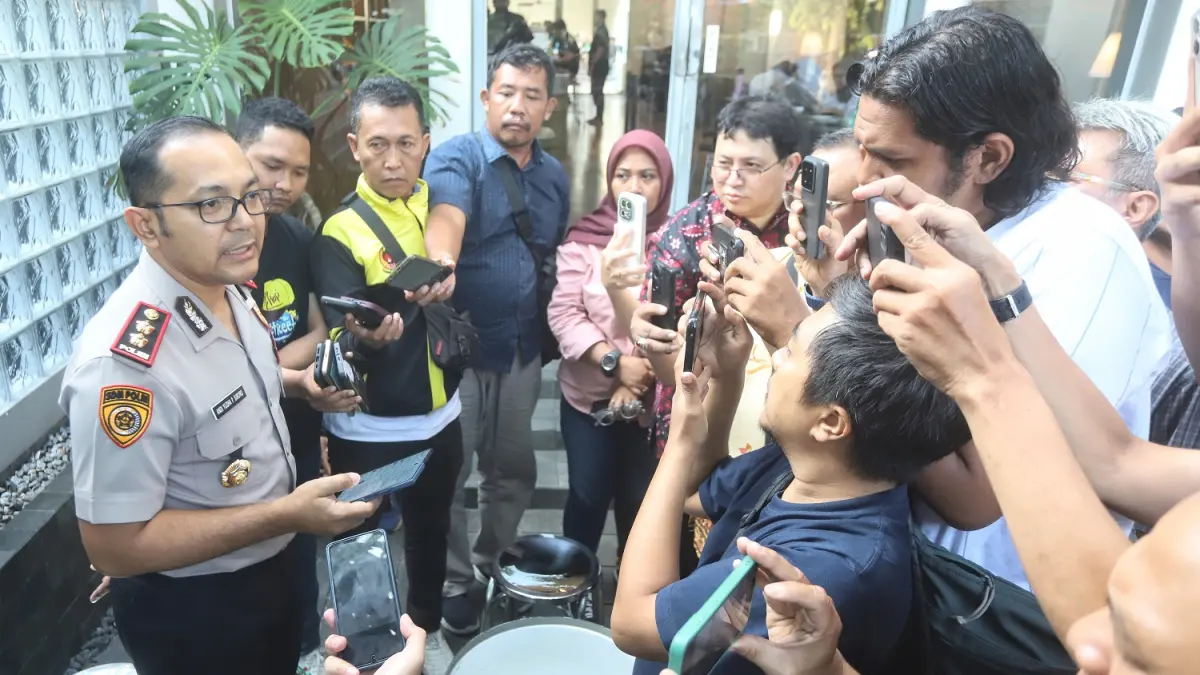 DIBONGKAR: Kapolres Mojokerto AKPB Andi Yudha Pranata saat memberikan keterangan pers terkait ungkap kasus penipuan dan penggelapan, kemarin (13/4). (Sofan JPRM)