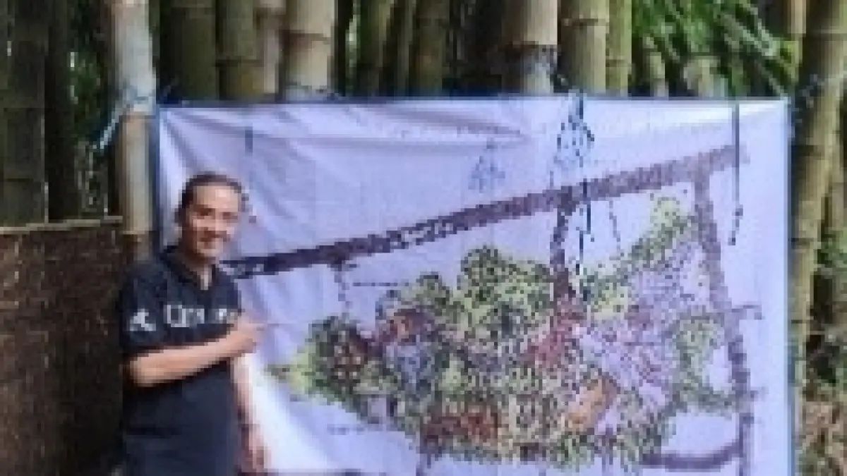 EKONOMI KREATIF: Tim dosen arsitektur dan mahasiswa Fakultas Industri Kreatif LPPM Universitas Ciputra menikmati Pasar Keramat, Desa Warugunung, Kecamatan Pacet, di bawah rimbunnya hutan bambu.&nbsp;