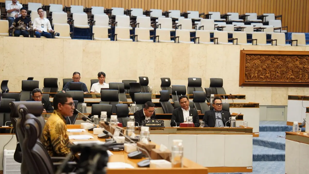 Jajaran Komisi IV DPR RI saat RDP dengan Bupati Muhammad Albarraa didampingi Sekdakab Teguh Gunarko dan kepala OPD terkait bersama Ketua DPRD Kabupaten Mojokerto Ayni Zuroh dan jajaran pimpinan dewan di Jakarta.