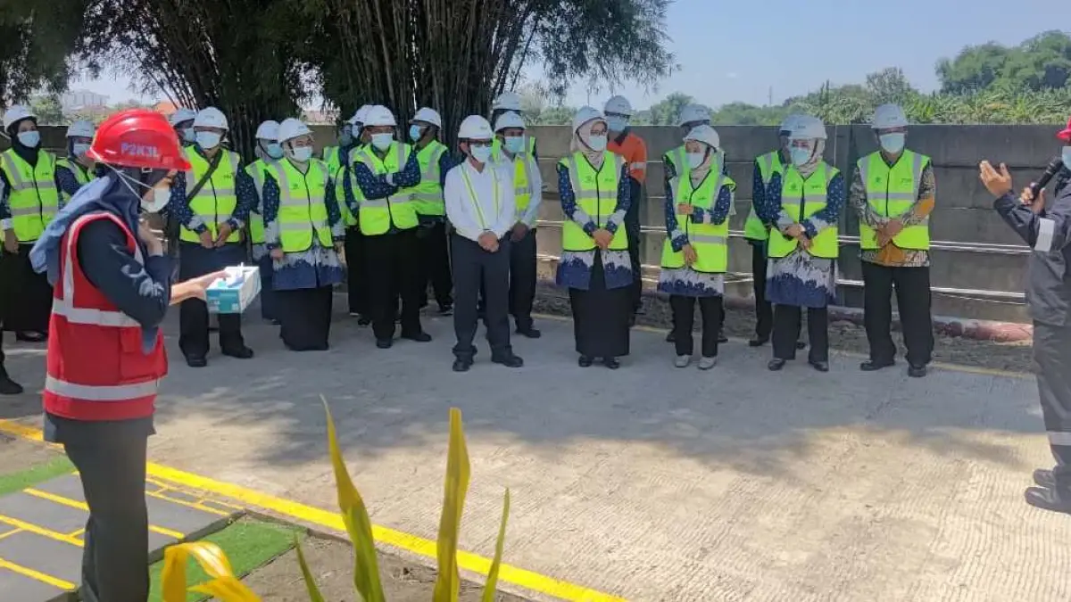 KOLABORASI: Ketua FKS Mojokerto Shofiya Hanak Albarra hadir di PT PIM, Desa Jasem, Kecamatan Ngoro, Senin (13/4). Ini bentuk sinergisitas untuk memperkuat kabupaten sehat di lingkungan industri. (Dori JPRM)