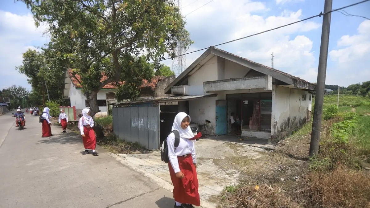 MASIH DIMANFAATKAN: Siswa SDN Cendoro, Kecamatan Dawarblandong, Kabupaten Mojokerto, menyampatkan mampir ke rumah dinas sekolah seusai mengikuti jam pelajaran, kemarin (13/4). (Sofan JPRM)
