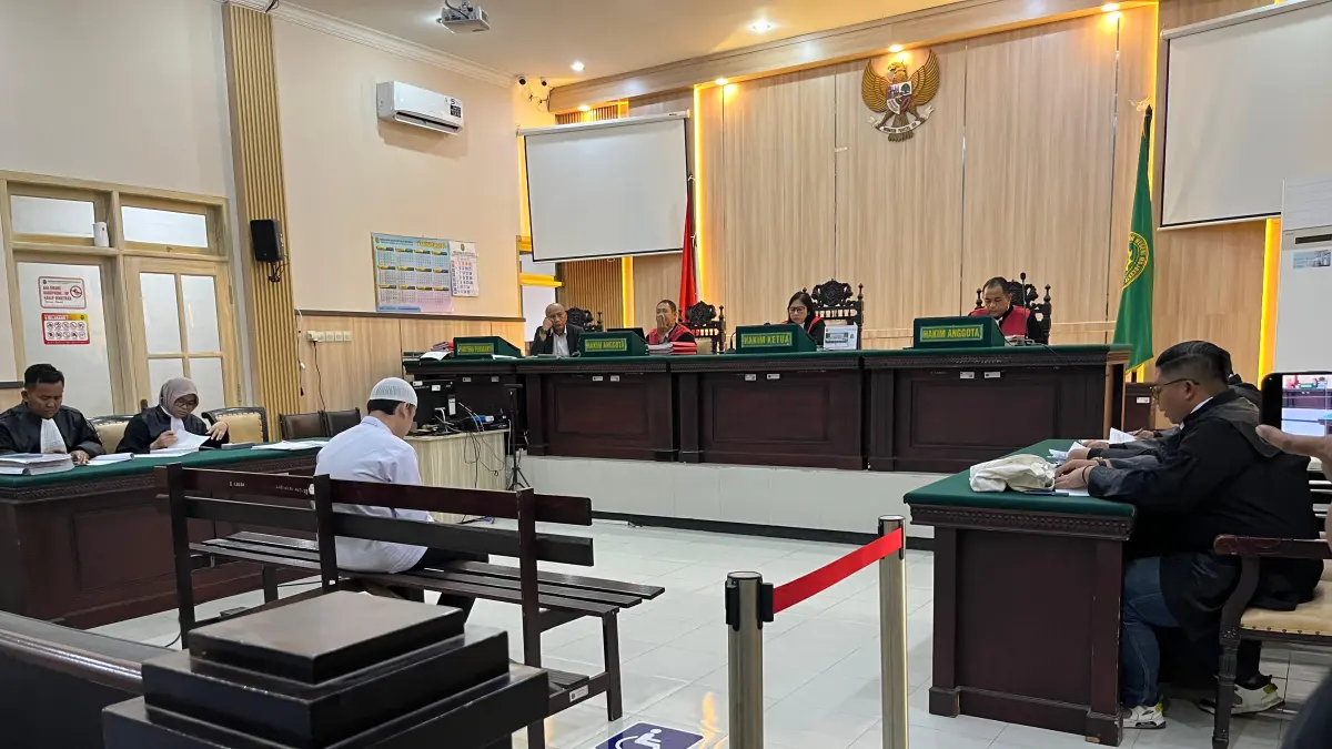 MEMBELA: Alvi Maulana, terdakwa pembunuhan dan mutilasi Tiara Angelina Saraswati saat menjalani sidang pledoi di Pengadilan Negeri Mojokerto kemarin. (Farisma JPRM)