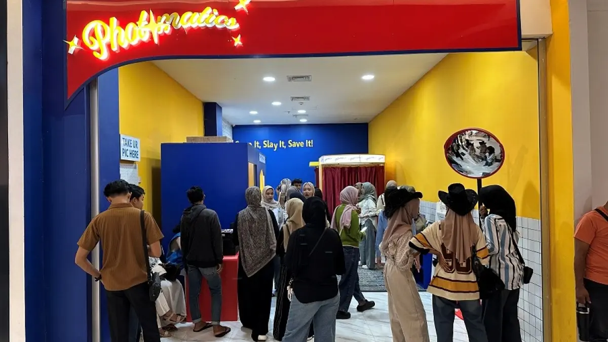RAMAI: Spot foto hits di Sunrise Mall 2 Lantai 1 yang kini sangat ramai didatangi anak-anak muda. (Dodik JPRM)