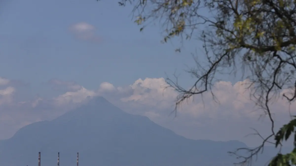 DAERAH INDUSTRI: Lanskap kawasan industri di Kabupaten Mojokerto berlatar belakang pegunungan Arjuno-Welirang, Selasa (14/4). (Sofan JPRM)