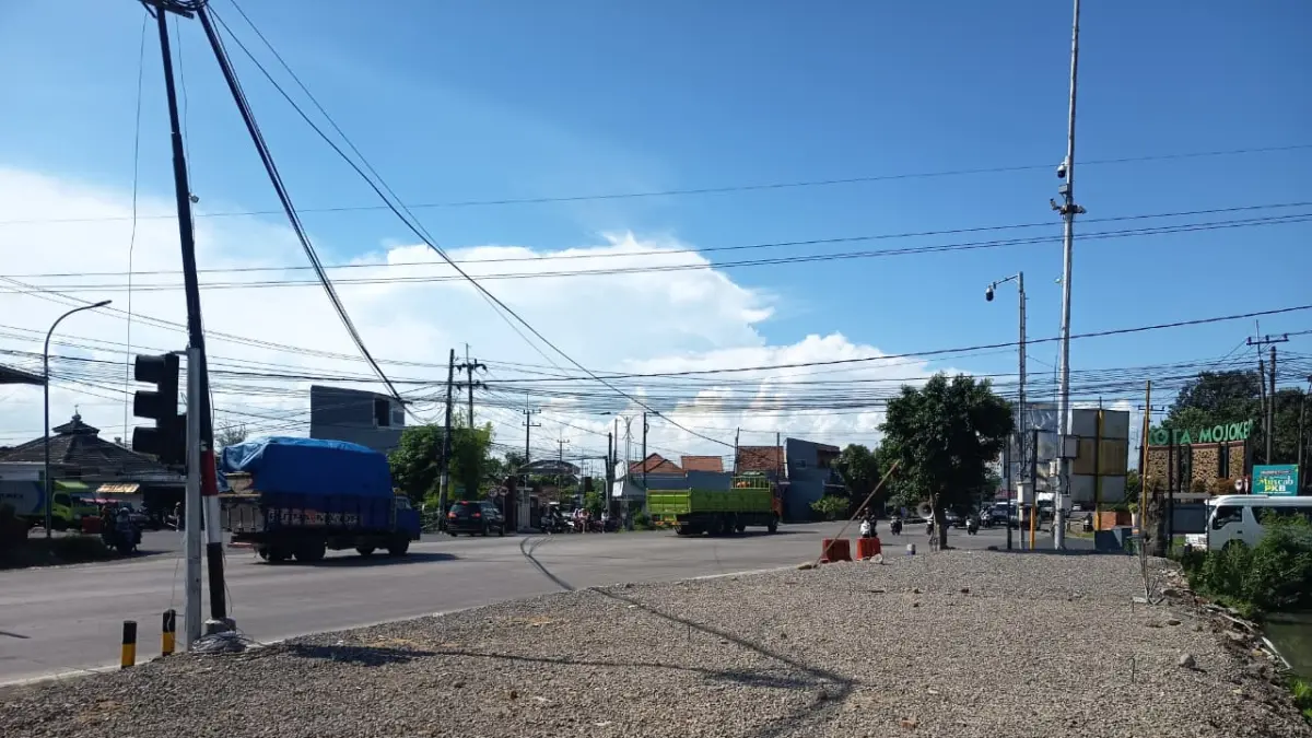 DISIAPKAN: Lahan Pos Kenanten usai dibongkar dan akan dibangun ulang di Bypass Simpang Kenanten, Desa Kenanten, Kecamatan Puri, Kabupaten Mojokerto. (Rizal JPRM)
