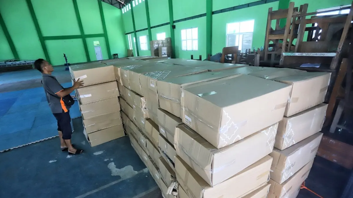 FASILITAS IBADAH: Petugas Kemenhaj Kabupaten Mojokerto menata koper calon jemaah haji (CJH) di aula MAN 2 Mojokerto, kemarin (14/4). Sedianya gelombang keberangkatan CJH kabupaten ke Tanah Suci tersebut dijadwalkan bulan Mei mendatang. (Sofan JPRM)