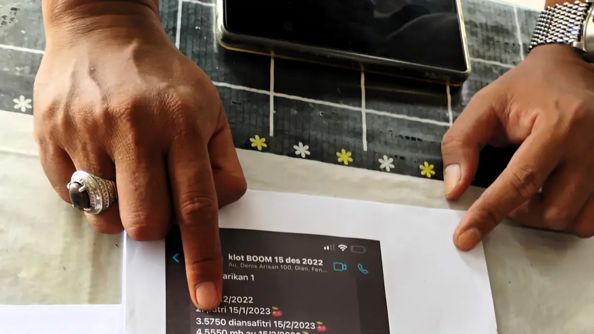 JADI BUKTI: Foto tangkapan layar daftar member arisan online yang dikelola EWK dalam grup&nbsp;Whatsapp dijadikan korban sebagai salah satu barang bukti. (Martda JPRM)