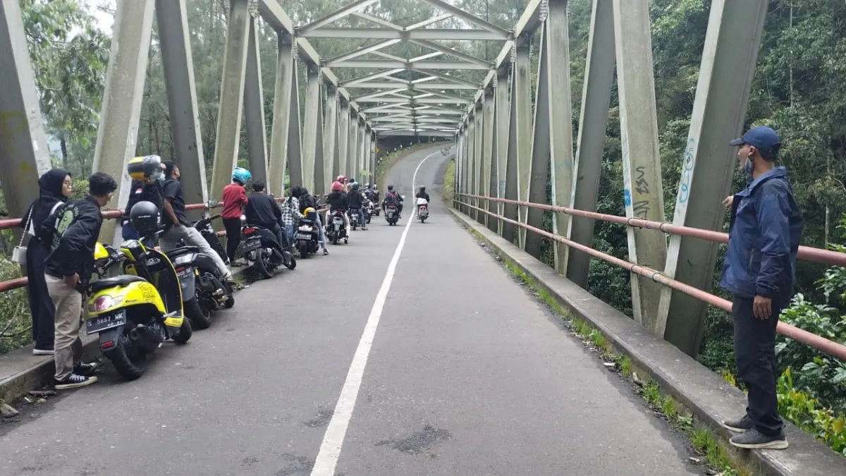 MENARIK PERHATIAN: Pasca insiden pemuda ditemukan tewas di bawah Jembatan Cangar, kini infrastruktur jalan penghubung Batu dan Kabupaten Mojokerto tersebut justru menjadi jujukan pengendara untuk berhenti. (dok Tahura R. Soerjo for JPRM)