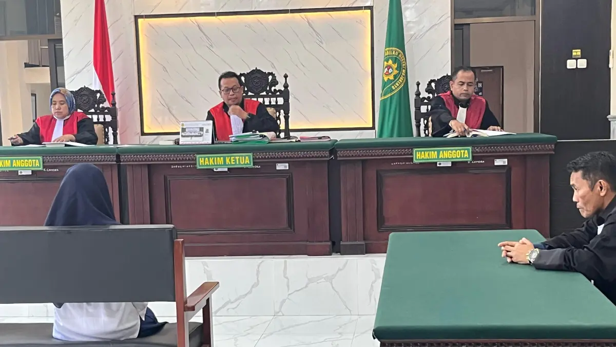MENERIMA:&nbsp;AR, terdakwa kasus pembelian obat aborsi mendengarkan putusan saat sidang di Pengadilan Negeri Mojokerto, kemarin (14/4). (Farisma JPRM)