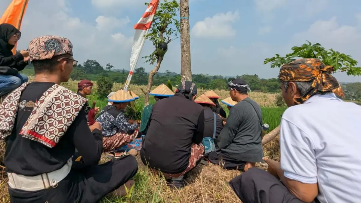 UNGKAPAN SYUKUR: Masyarakat petani Desa Seloliman, Kecamatan Trawas, Kabupaten Mojokerto, mengikuti upacara adat keleman menyambut masa padi bunting, Minggu (12/4).  (dok Pemdes Seloliman for JPRM)
