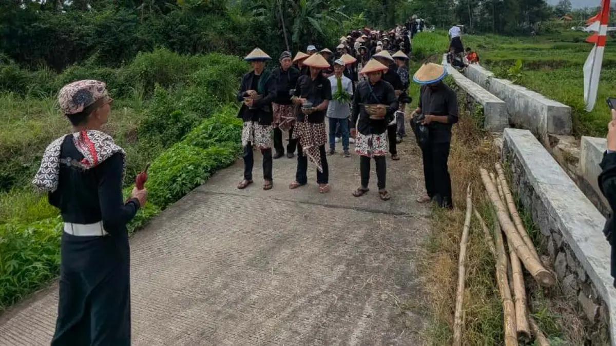 UNGKAPAN SYUKUR: Masyarakat petani Desa Seloliman, Kecamatan Trawas, Kabupaten Mojokerto, mengikuti upacara adat keleman menyambut masa padi bunting, Minggu (12/4).  (dok Pemdes Seloliman for JPRM)