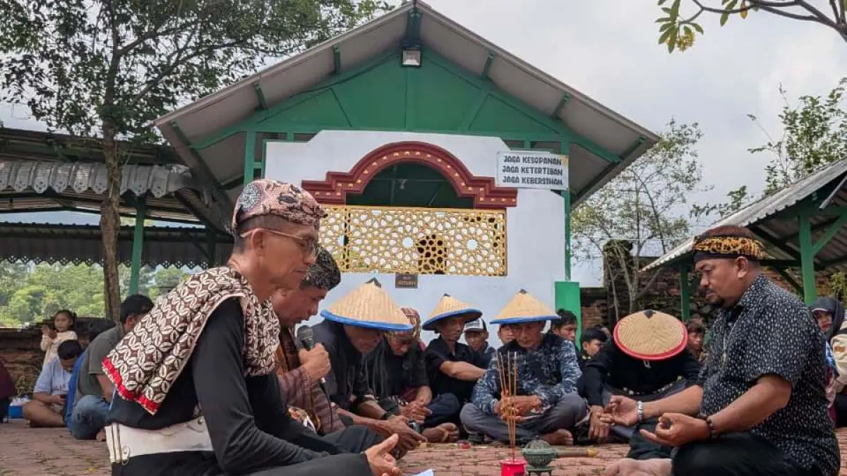 UNGKAPAN SYUKUR: Masyarakat petani Desa Seloliman, Kecamatan Trawas, Kabupaten Mojokerto, mengikuti upacara adat keleman menyambut masa padi bunting, Minggu (12/4). (dok Pemdes Seloliman for JPRM)