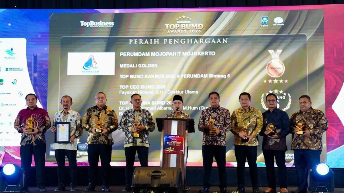 APRESIASI: Bupati Mojokerto Dr. H. Muhammad Albarraa, Lc, M.Hum, sebagai KPM Perumdam Mojopahit Mojokerto memberikan sambutan.