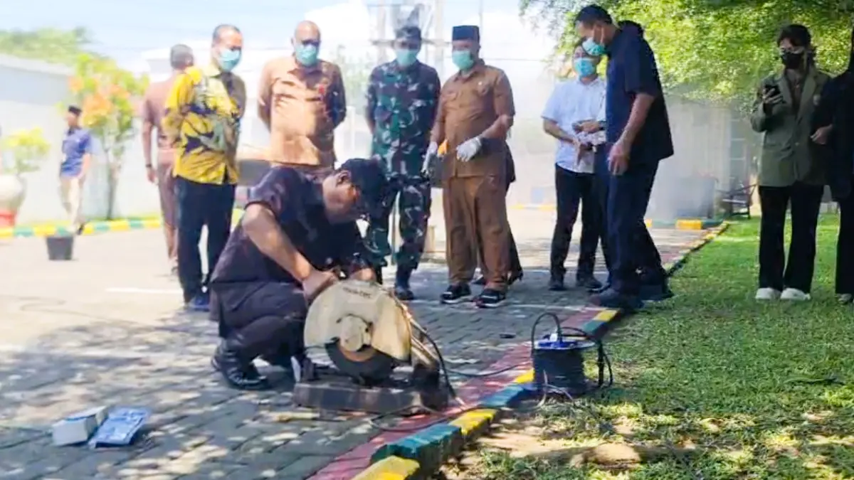 CEGAH PEMANFAATAN ULANG: Kejari Kota Mojokerto menggelar pemusnahan barang bukti perkara yang telah inkracht, Selasa (4/14).&nbsp;(Martda JPRM)
