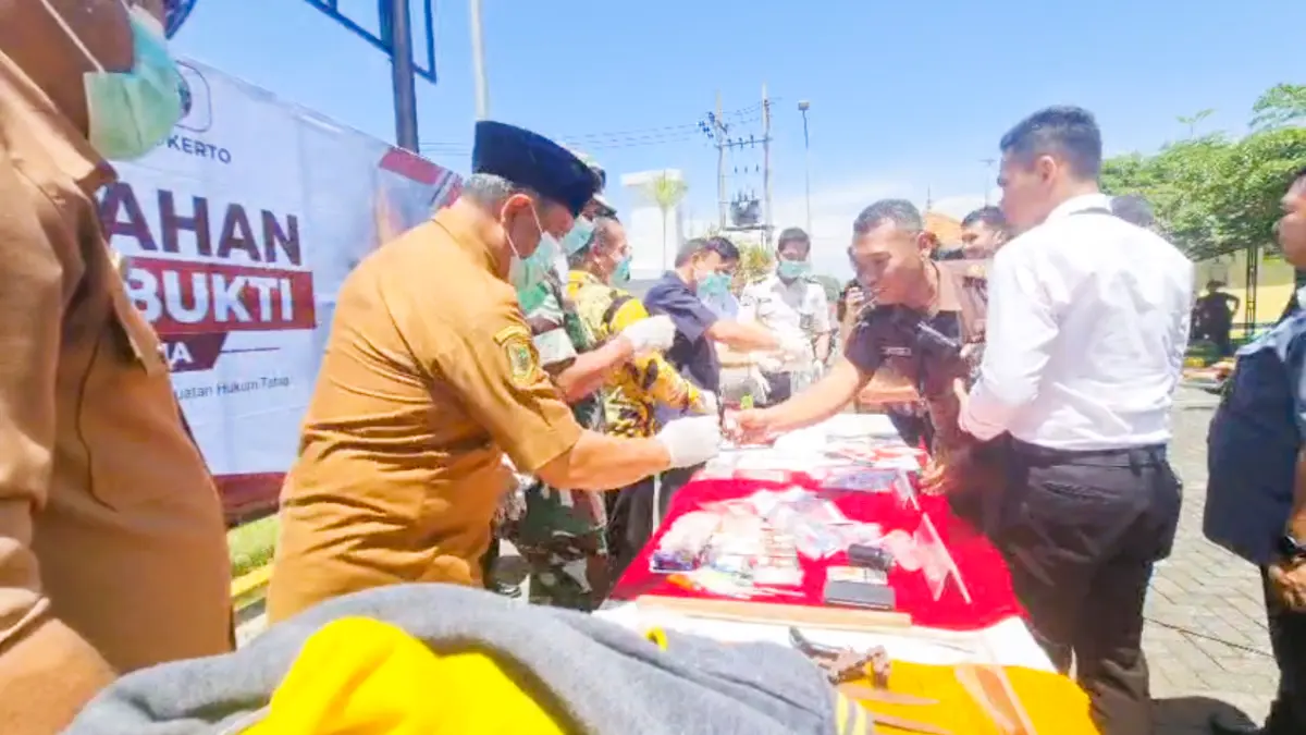 CEGAH PEMANFAATAN ULANG: Kejari Kota Mojokerto menggelar pemusnahan barang bukti perkara yang telah inkracht, Selasa (4/14).&nbsp; (Martda JPRM)