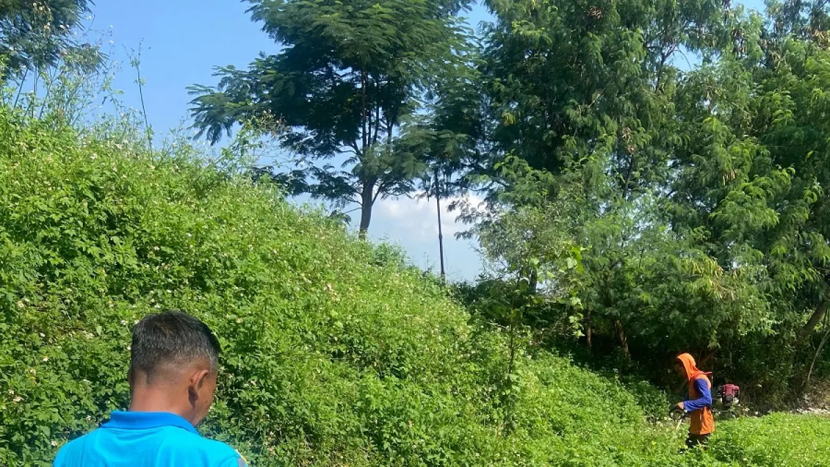CEMARI LINGKUNGAN: Petugas DLH Kota Mojokerto membersihkan aliran ari lindi di TPA Randegan, Kelurahan Kedundung, Kecamatan Magersari, kemarin (15/4). (Adi JPRM)