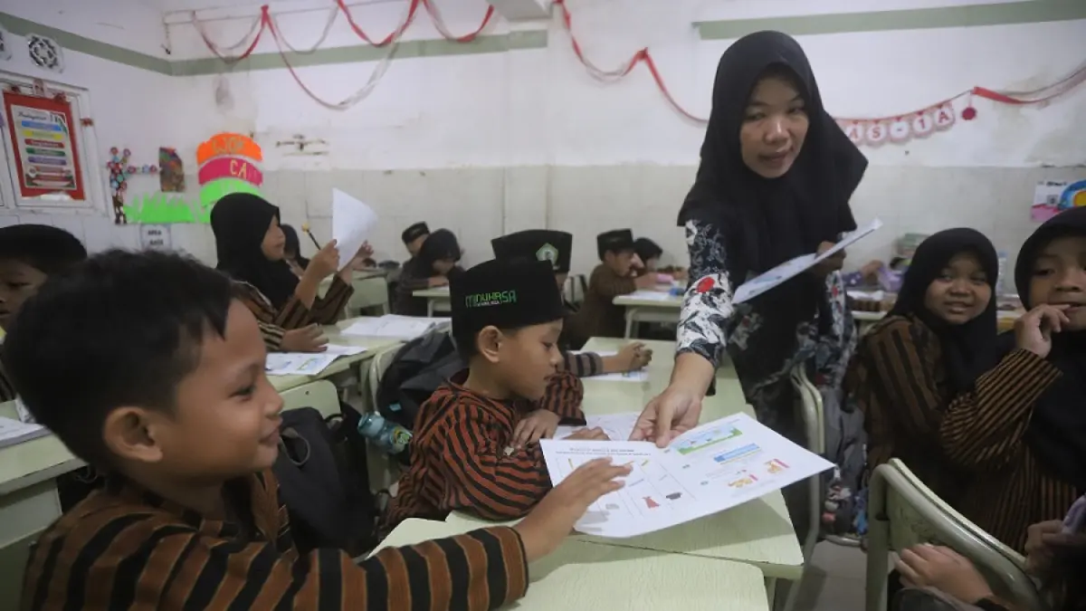 PEMBELAJARAN: Aktivitas pembelajaran di MI Nurul Huda 2 Kota Mojokerto, kemarin (15/4/2026). Lembaga pendidikan tingkat SD/MI hingga SMP/MTs swasta di Kota Mojokerto sepakat mengandalkan bantuan operasional sekolah nasional (Bosnas) untuk mendukung pembiayaan kegiatan pembelajaran. (Sofan JPRM)