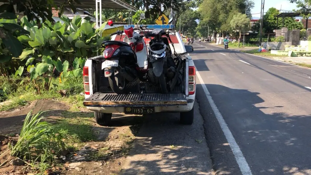 DITANGANI: Barang bukti motor yang terlibat kecelakaan di Jalan Raya Mojosari-Pacet, Desa Sampangagung, Kecamatan Kutorejo diamankan Unit Gakkum Satlantas Polres Mojokerto mengamankan, kemarin (15/4). (Rizal JPRM)