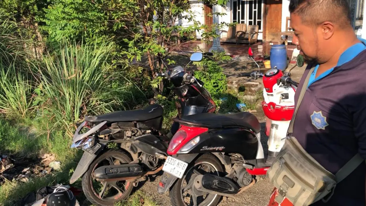 DITANGANI: Barang bukti motor yang terlibat kecelakaan di Jalan Raya Mojosari-Pacet, Desa Sampangagung, Kecamatan Kutorejo diamankan Unit Gakkum Satlantas Polres Mojokerto mengamankan, kemarin (15/4). (Rizal JPRM)