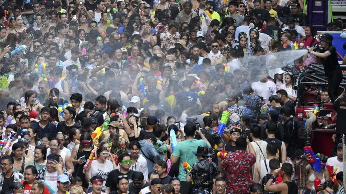 Festival Songkran di Thailand. (AP/Supattra Plongklum)