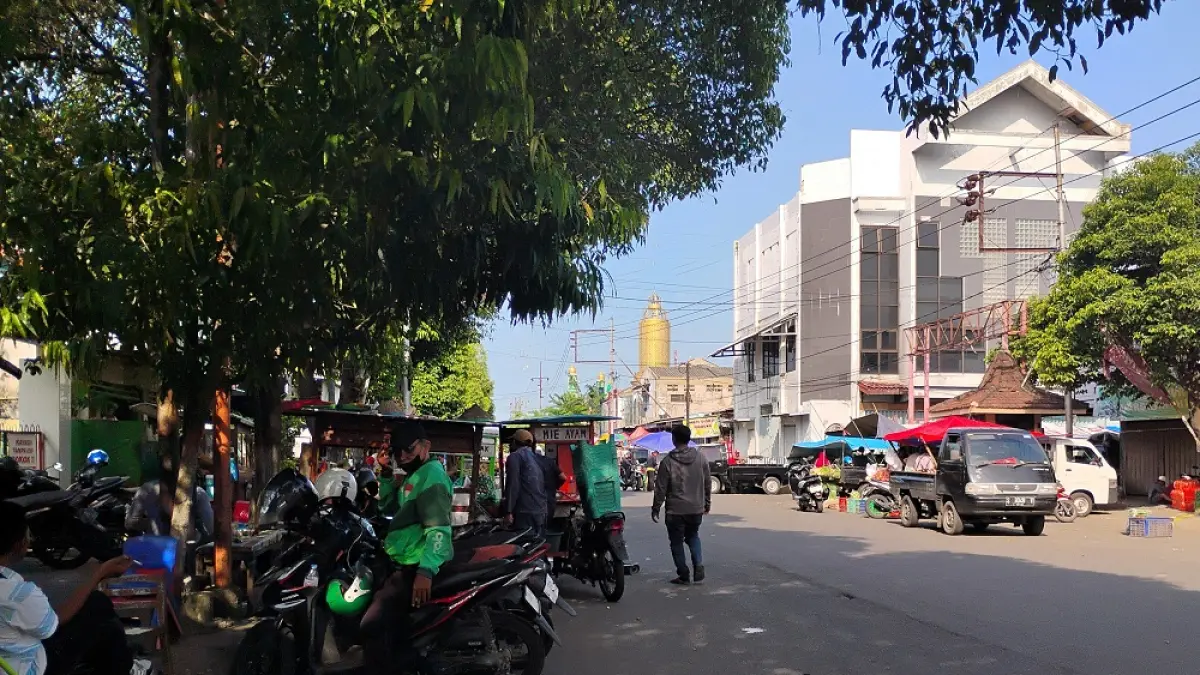KAMBUH LAGI: Sejumlah PKL di depan Pasar Tanjung Anyar Kota Mojokerto beroperasi dengan memakan trotoar dan badan Jalan Residen Pamuji, Rabu (15/4). (Martda JPRM)