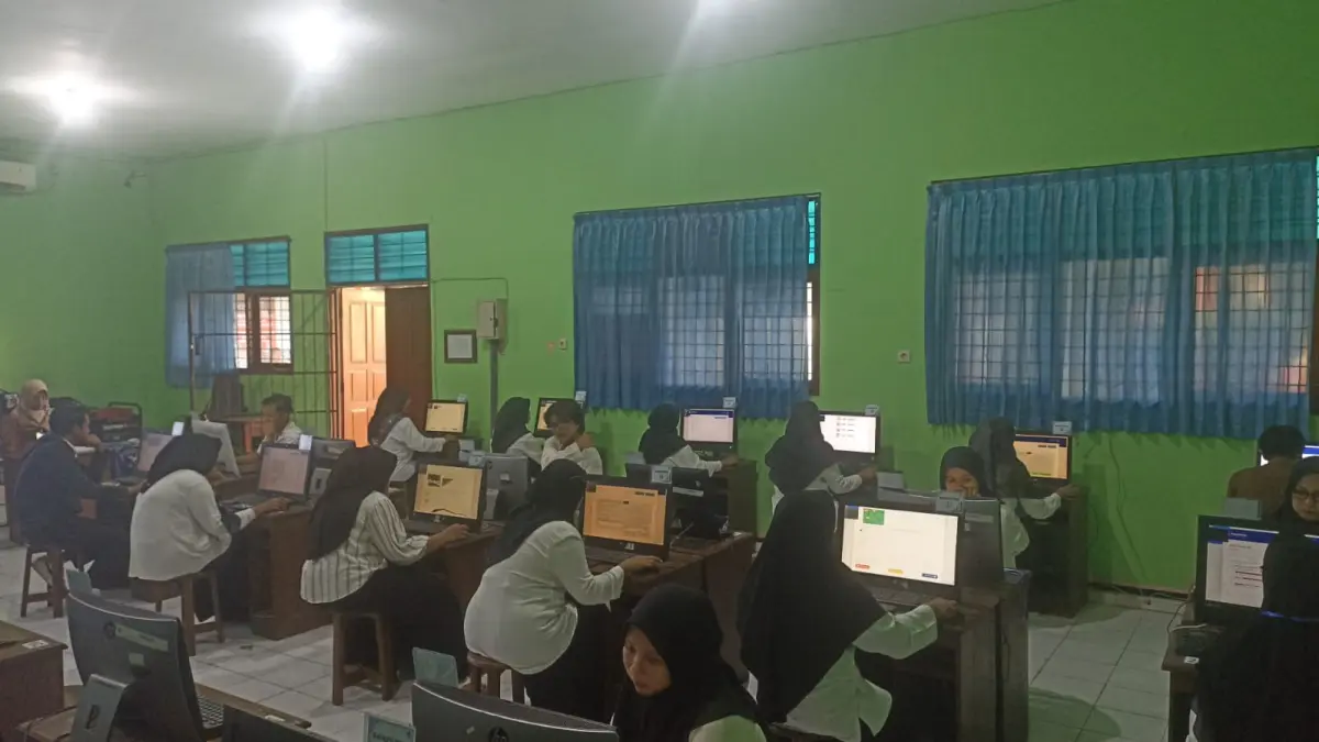 MENUMPANG:&nbsp;Salah satu PKMB yang berada di Desa Balongmojo, Kecamatan Puri, melaksanakan TKA di SMPN 1 Puri secara online, Sabtu (11/4) lalu. (Oce JPRM)