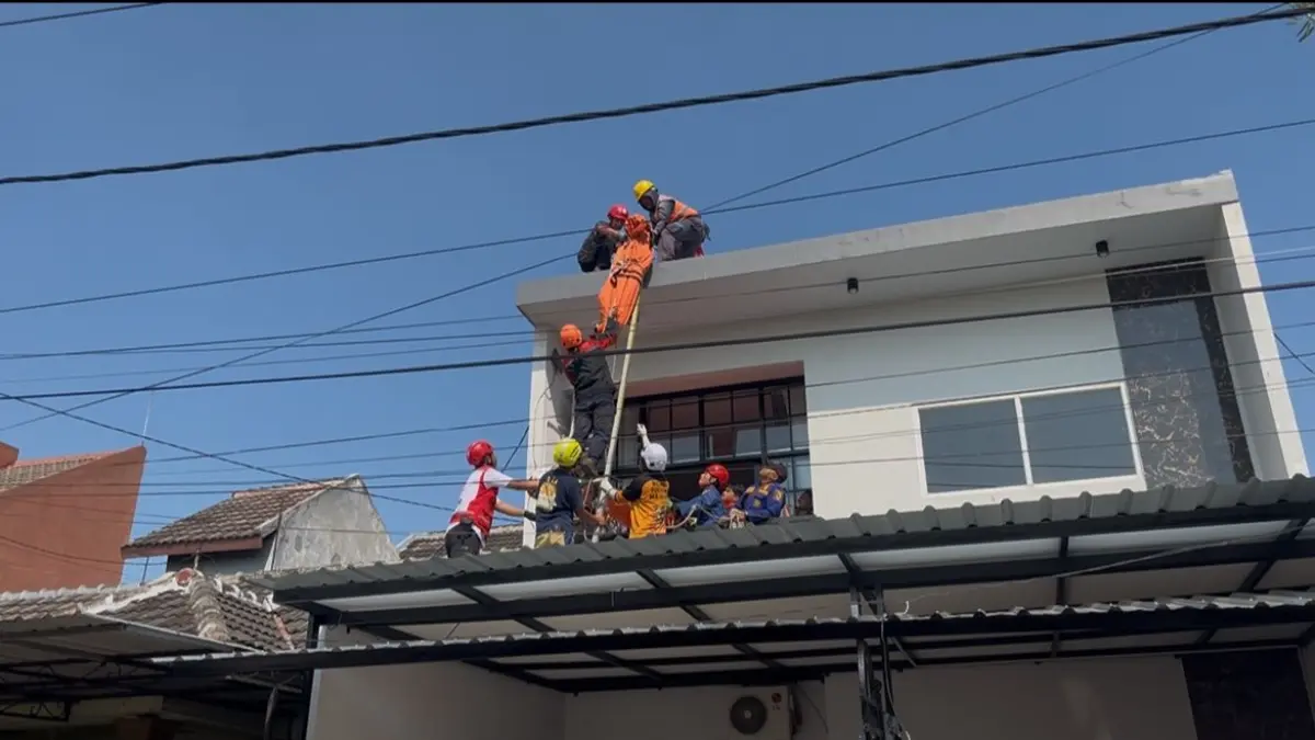 NAHAS: Petugas gabungan Damkar BPBD dan PMI Kabupaten Mojokerto bersama relawan mengevakuasi jenazah korban yang tewas tersengat listrik di Desa Lengkong, Kecamatan Mojoanyar, Rabu (15/4).&nbsp;(Rizal JPRM) 