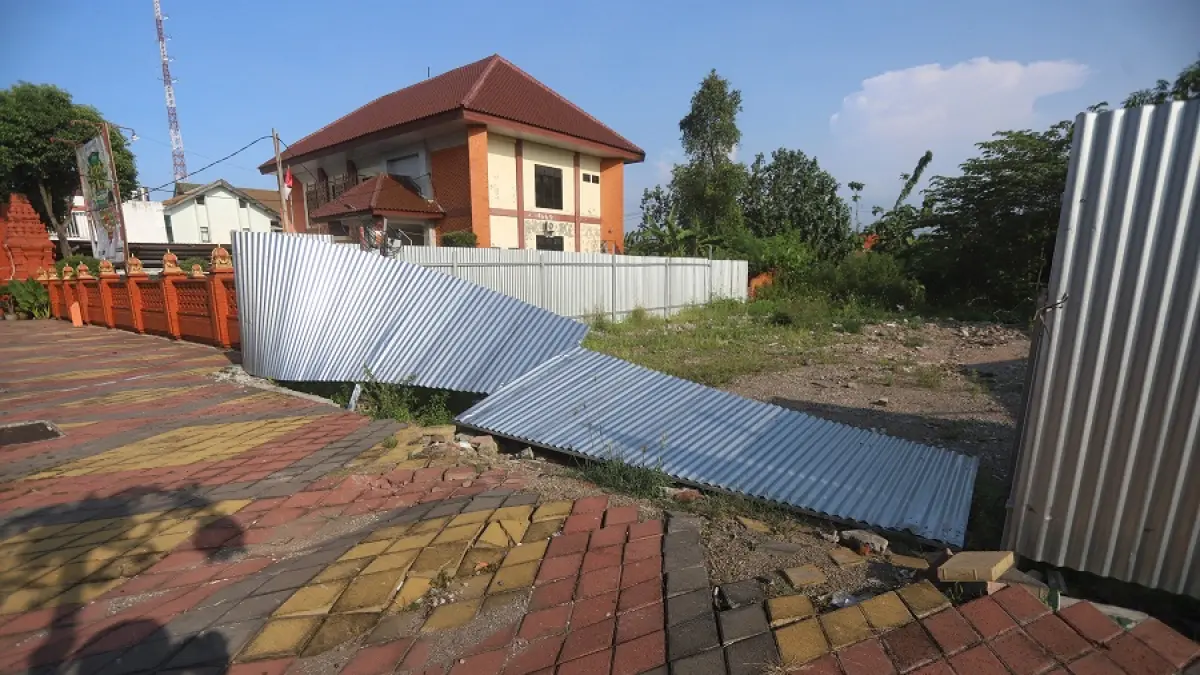 PICU SPEKULASI: Lahan bekas kantor Minvetcab V/15 Mojokerto yang akan dibangun gedung Baznas dan Forum CSR Kota Mojokerto di Jalan Bhayangkara, kemarin (15/4). (Sofan JPRM)