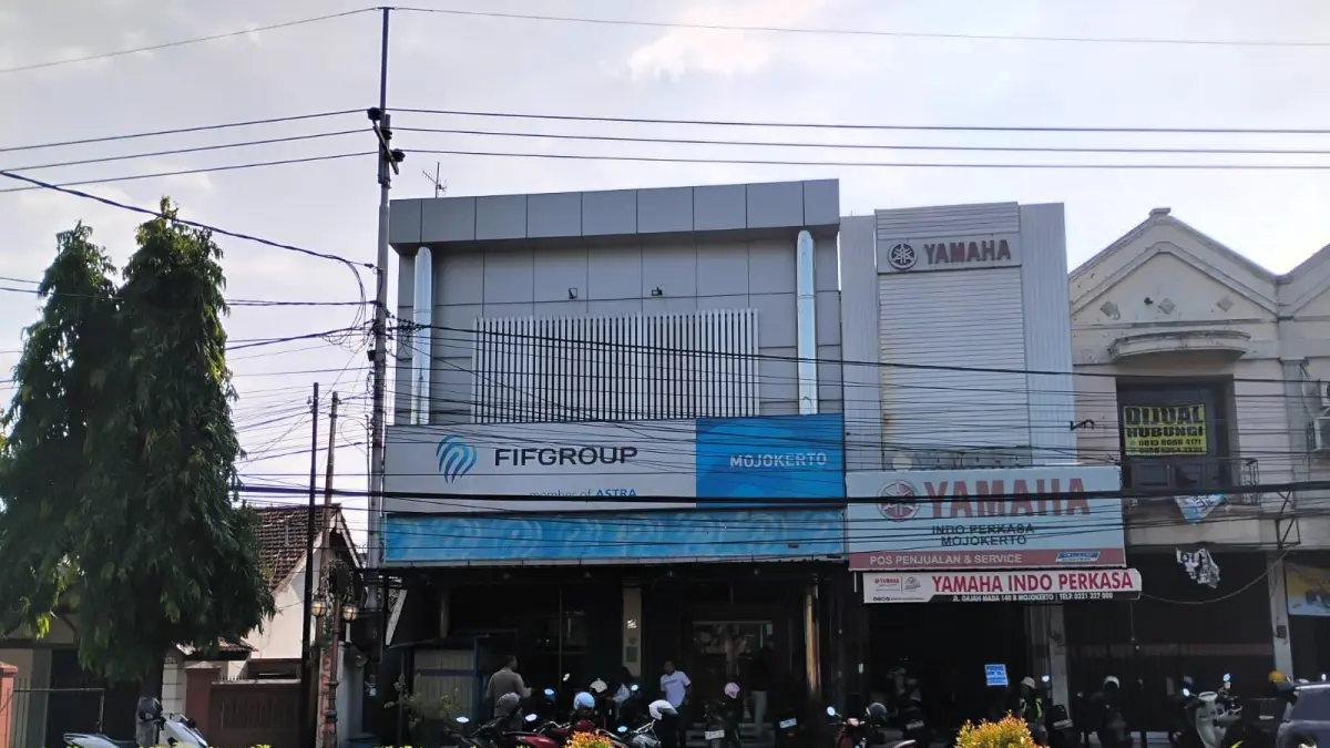 POLEMIK: Motor milik anggota TNI yang ditarik paksa debt collector ditahan di Kantor PT FIFGROUP Cabang Mojokerto. (Martda JPRM)